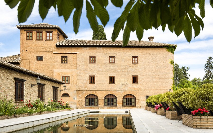 El patio del antiguo convento con los muros nazaríes y el Generalife al fondo