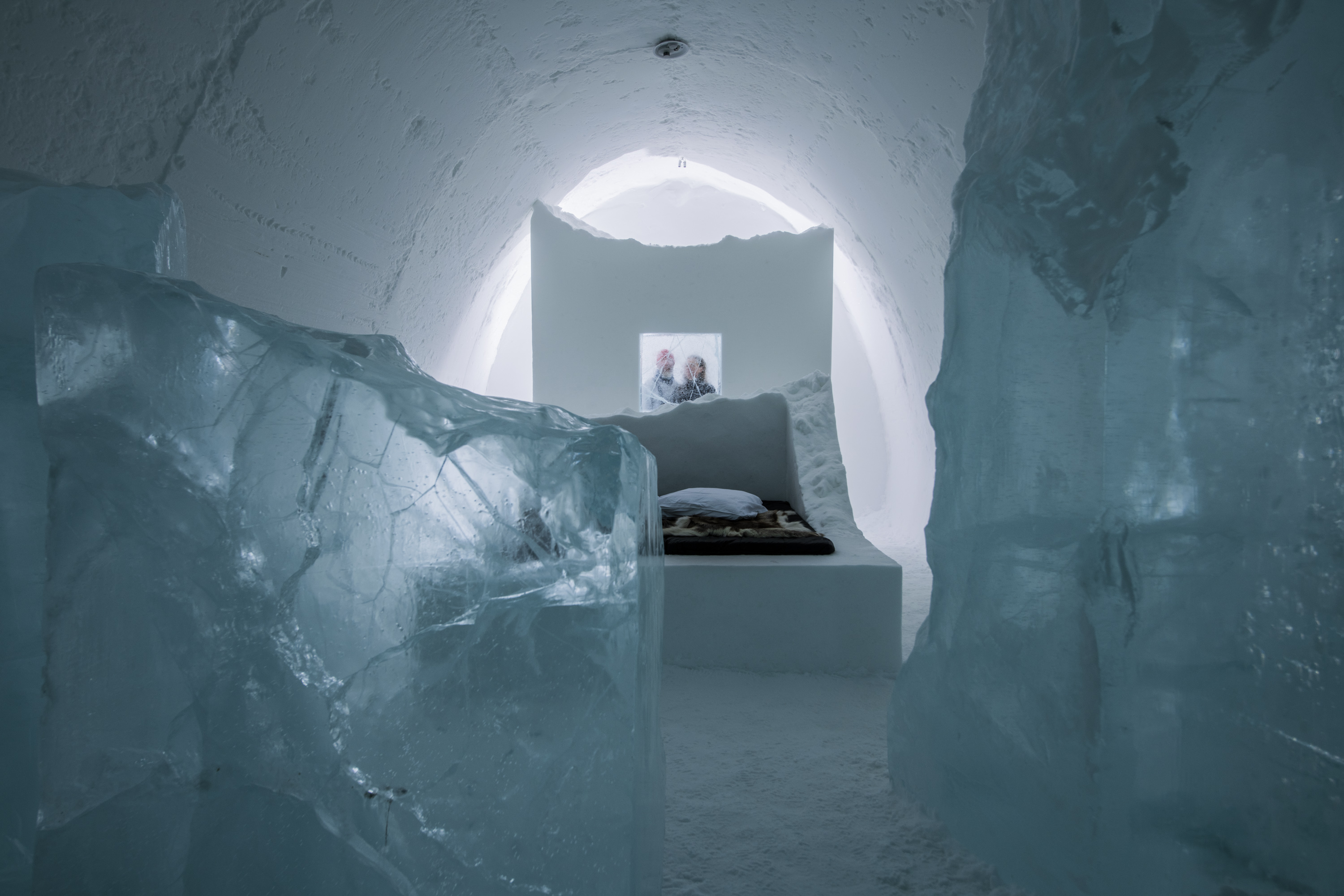 Bóveda de nieve prensada con bloques de hielo del río Torne tallados en el muro