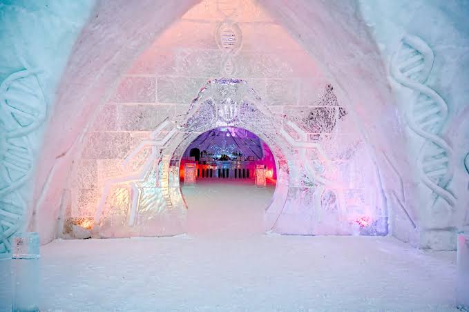 Arcos de nieve proyectada y columnas de hielo transparente en una galería interior