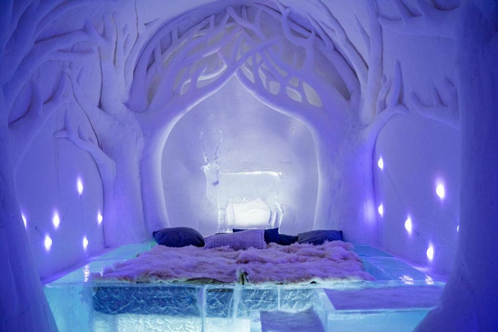 Galería de hielo junto al río Alta con la luz azul de la tarde ártica