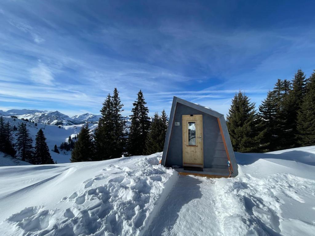 Cúpulas de nieve compactada en la ladera, con las paredes de roca cerrando el horizonte